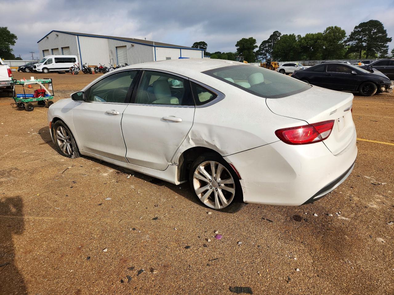 2015 Chrysler 200 Limited - Фото 2