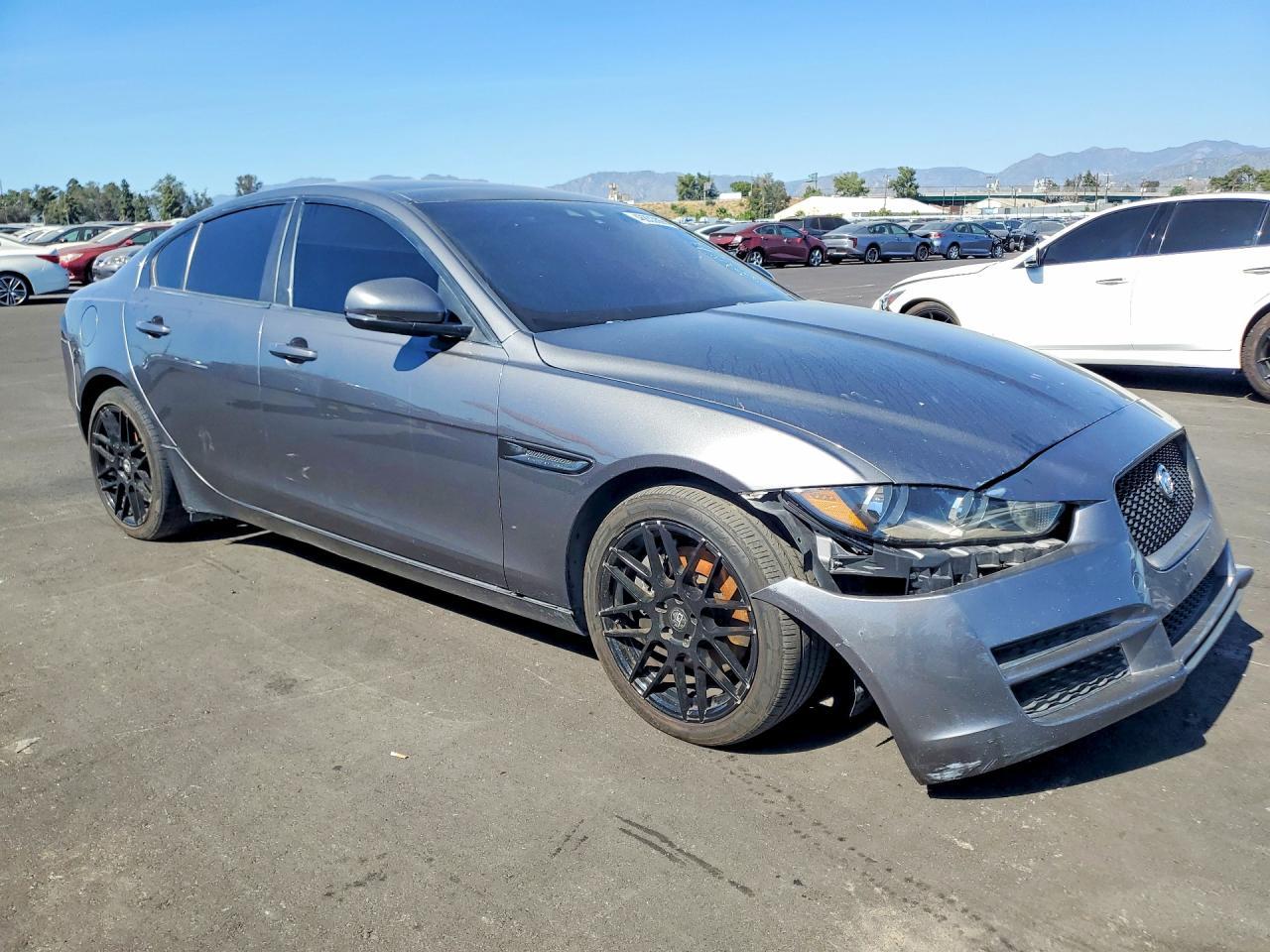 2017 Jaguar Xe Premium - Фото 4