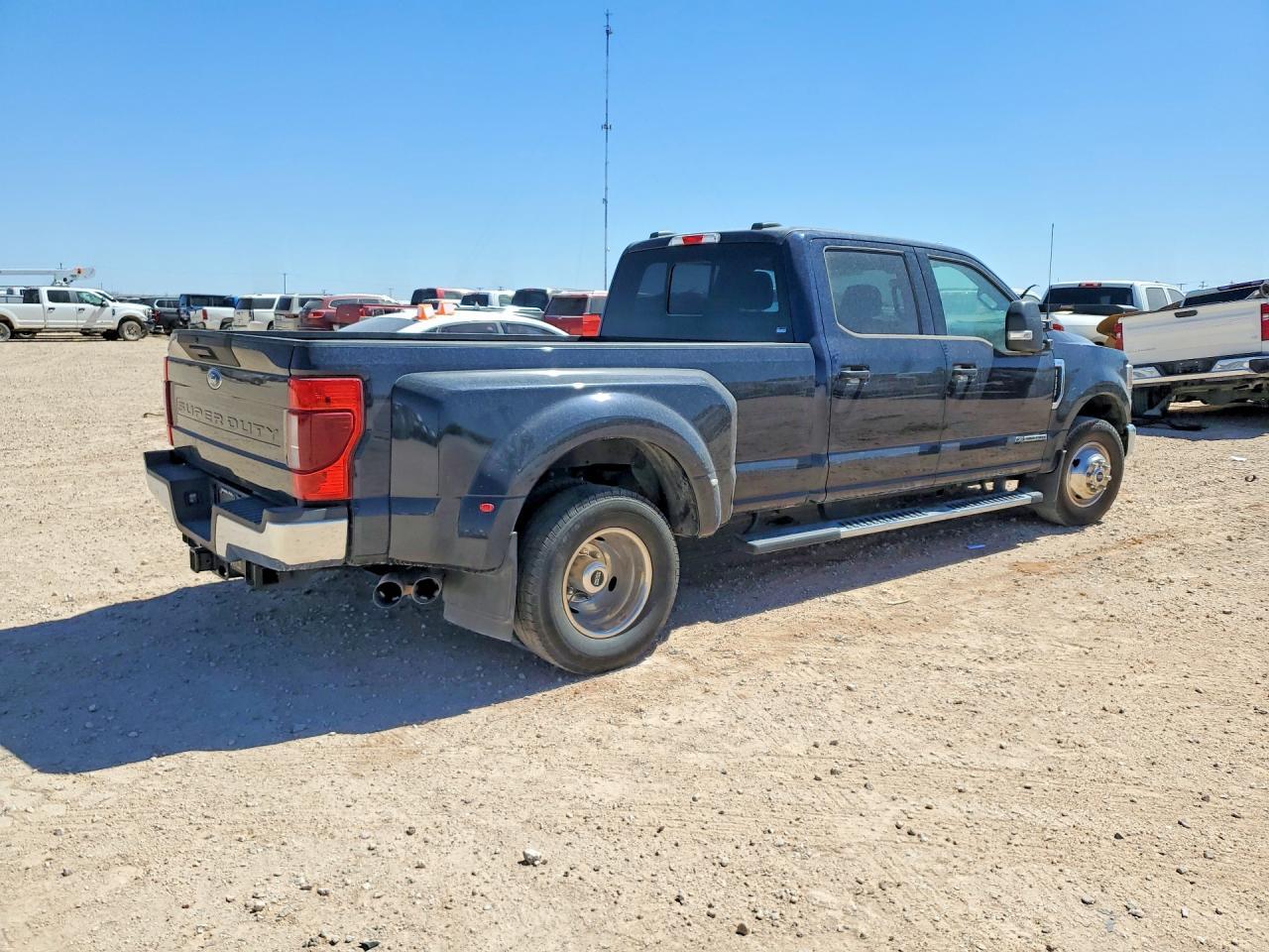 2022 Ford F350 Super Duty - Фото 3