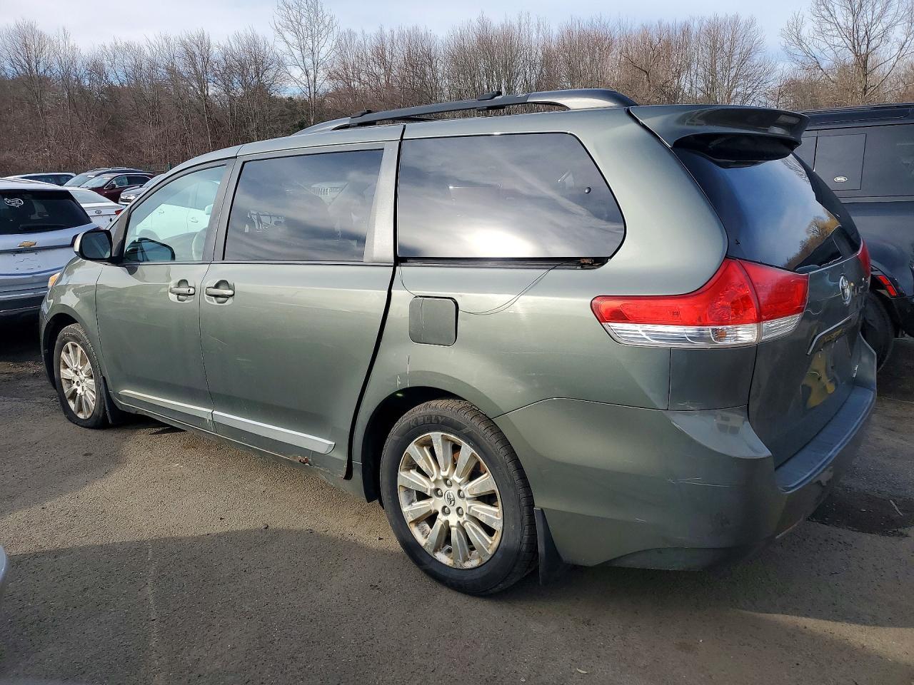 2013 Toyota Sienna Le 7-Passenger - Image 2