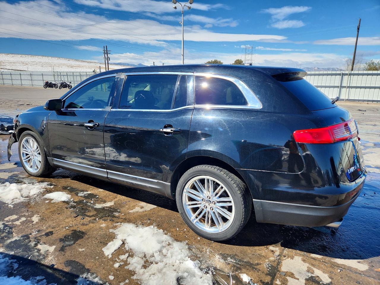 2019 Lincoln Mkt - Image 2