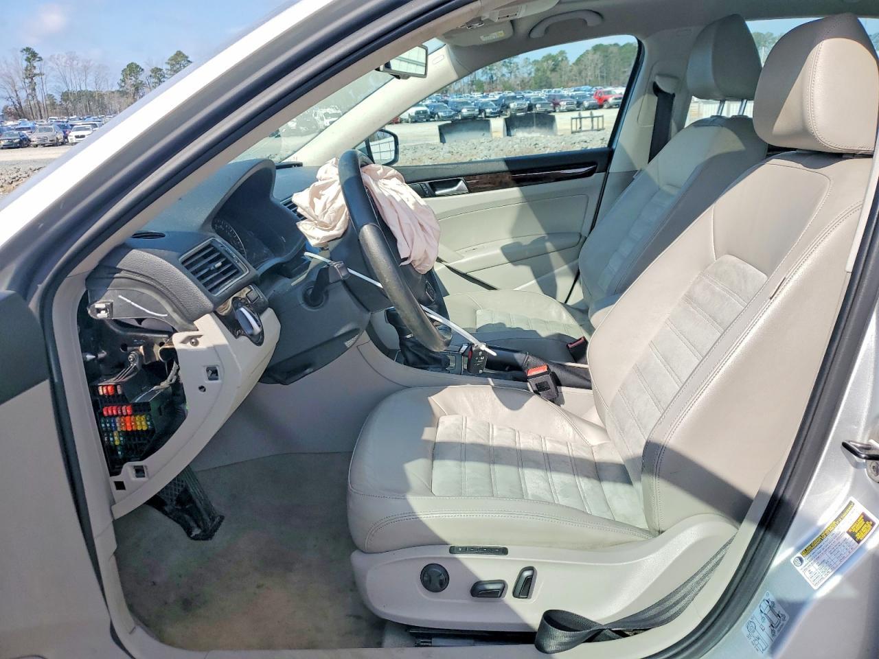 2014 Volkswagen Passat - Image 7