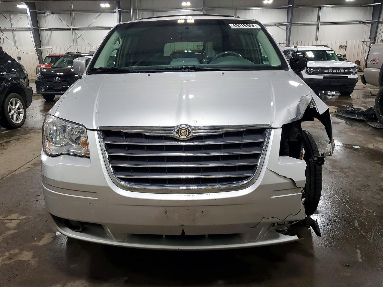 2008 Chrysler Town & Country Touring - Image 5