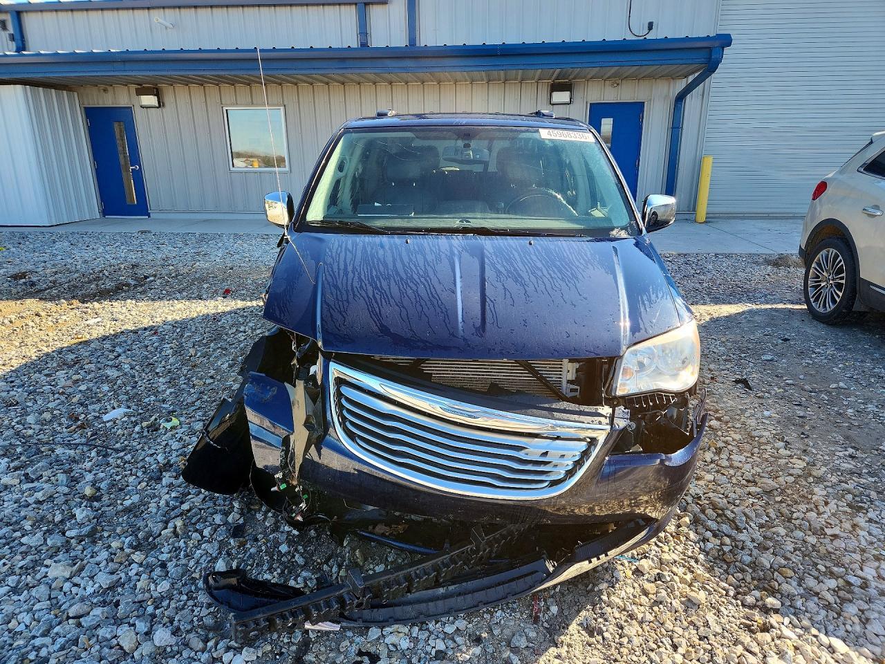 2013 Chrysler Town & Country Touring L - Фото 5