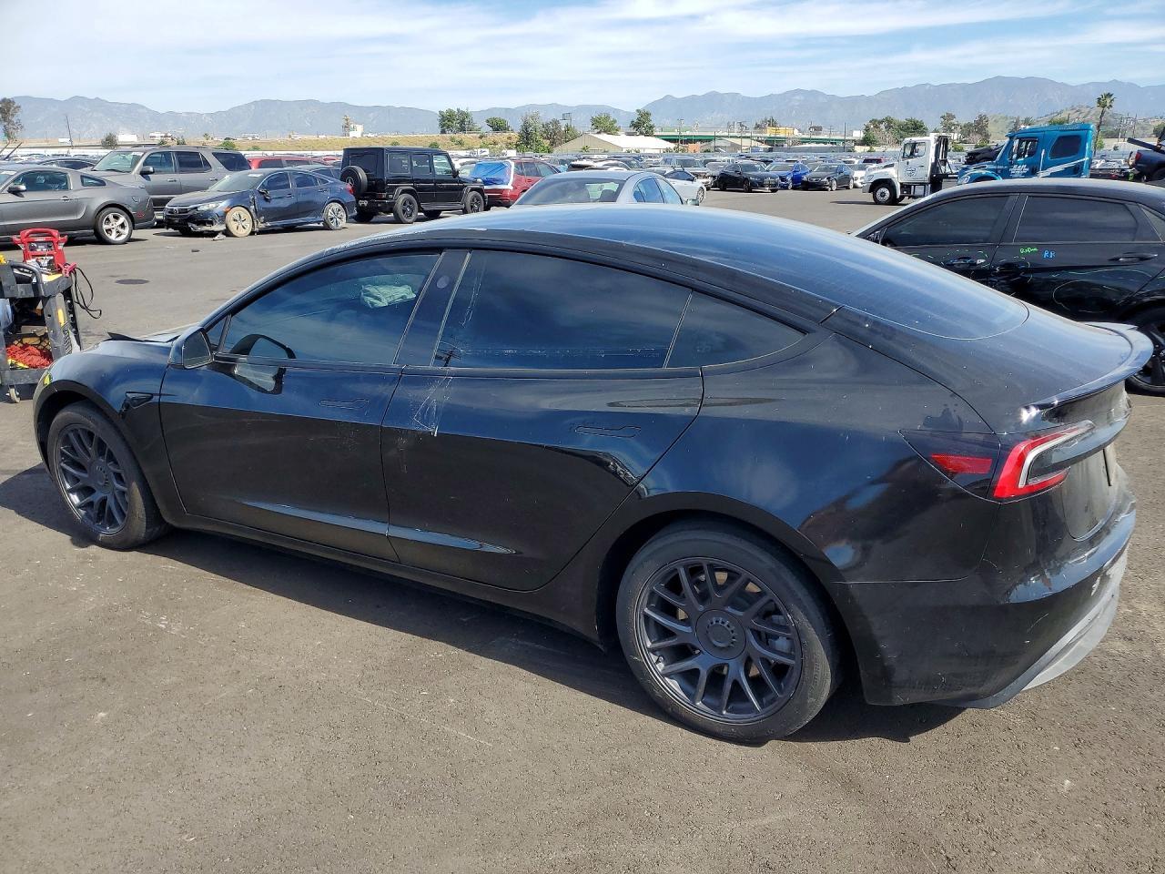 2024 Tesla Model 3 - Фото 2