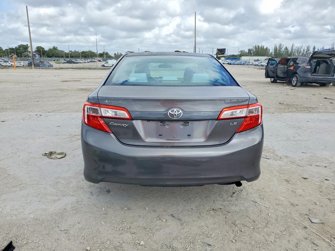 2014 Toyota Camry Le - Фото 6