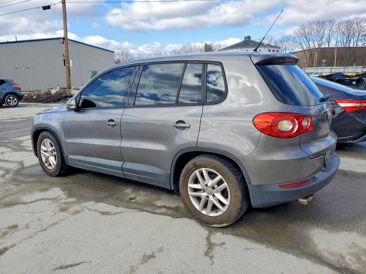 2011 Volkswagen Tiguan S - Фото 2