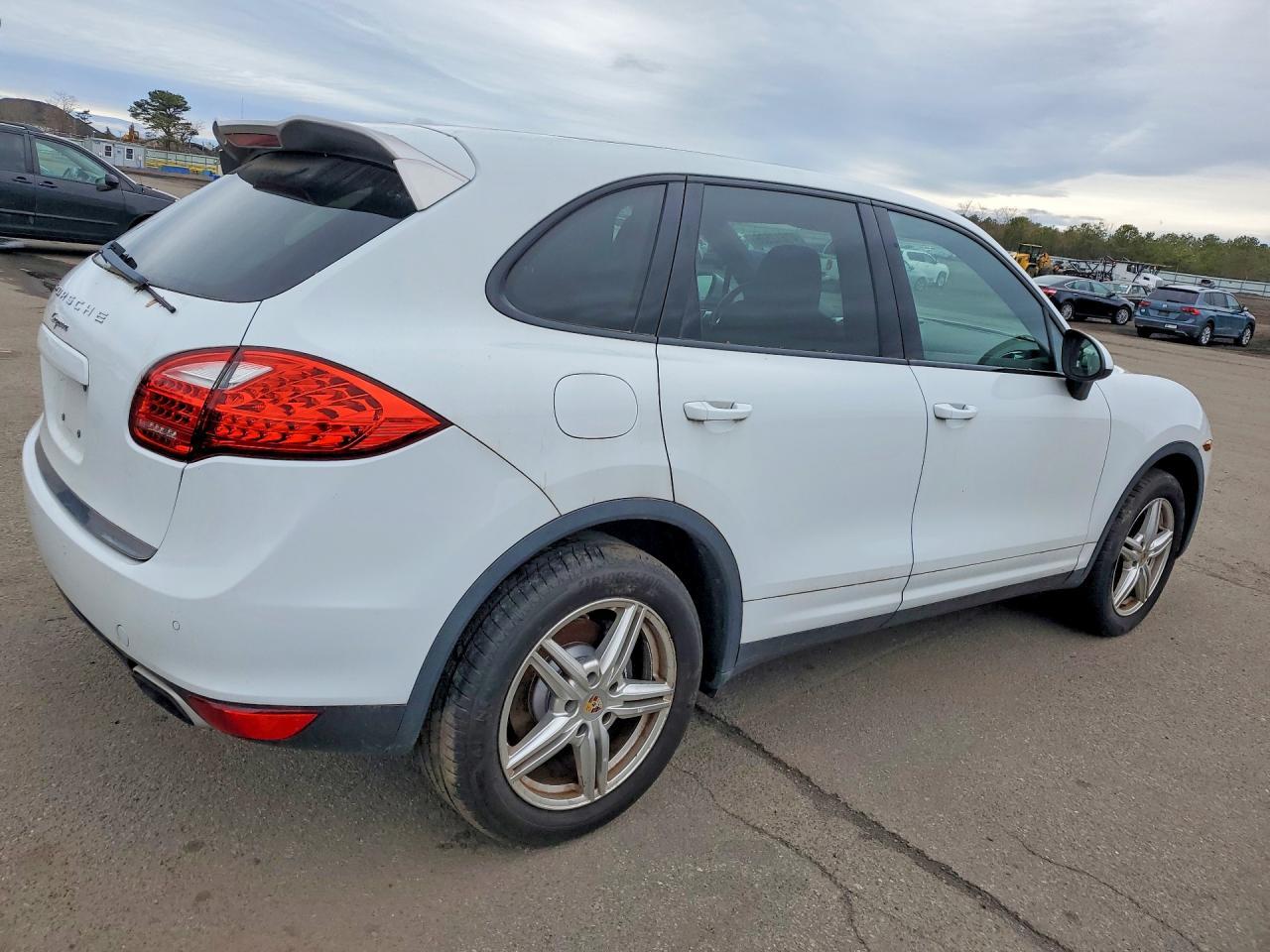 2014 Porsche Cayenne - Image 3