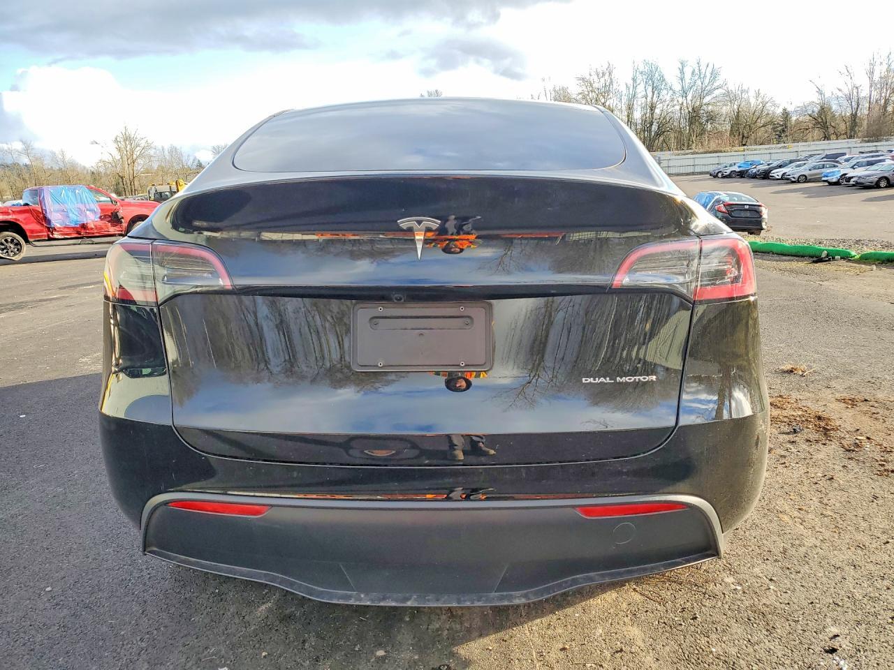 2025 Tesla Model Y - Фото 6