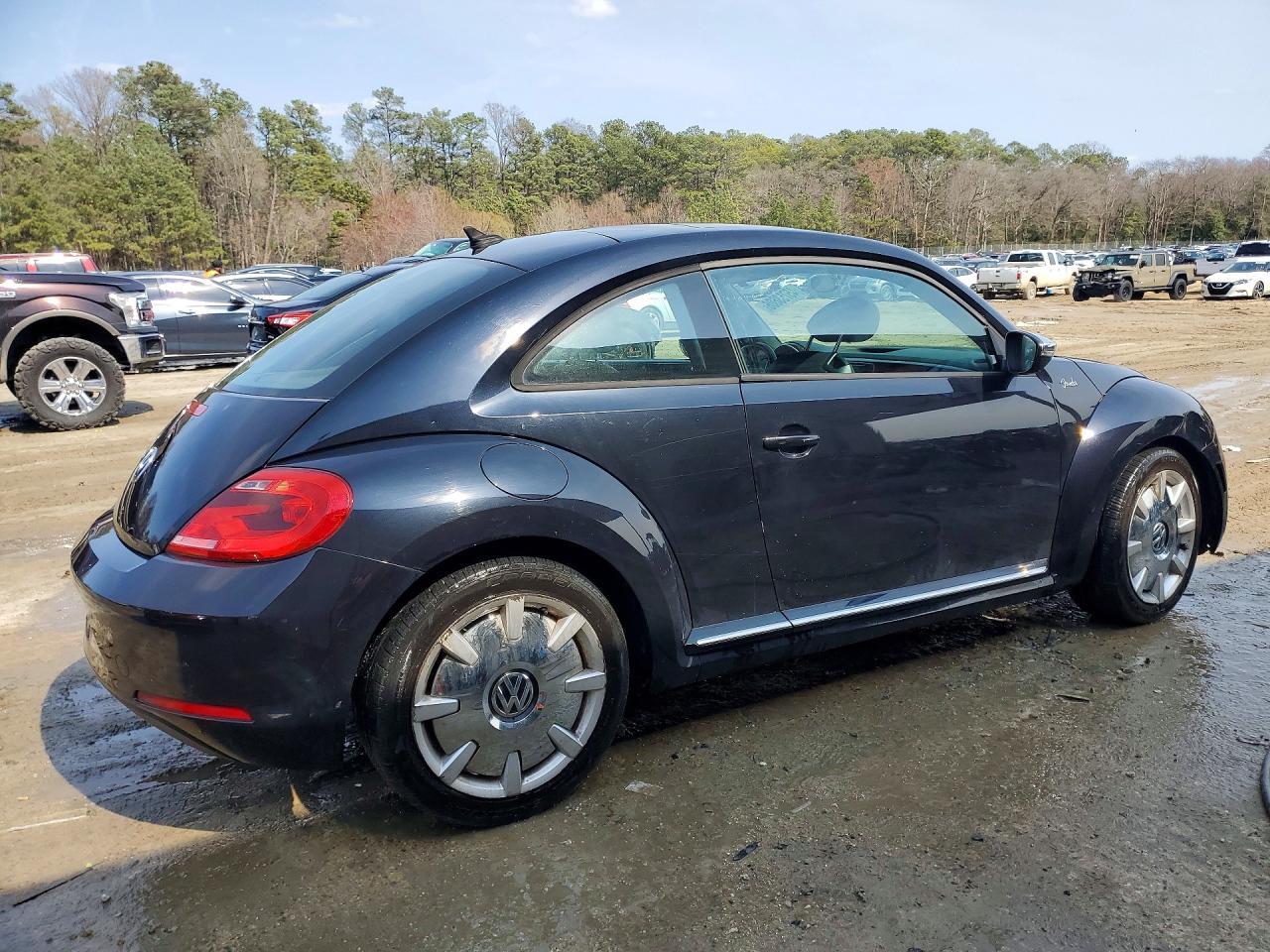 2013 Volkswagen Beetle - Image 3