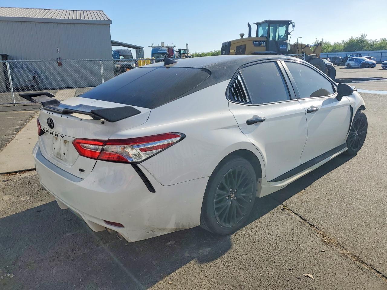 2020 Toyota Camry Se Nightshade - Фото 3