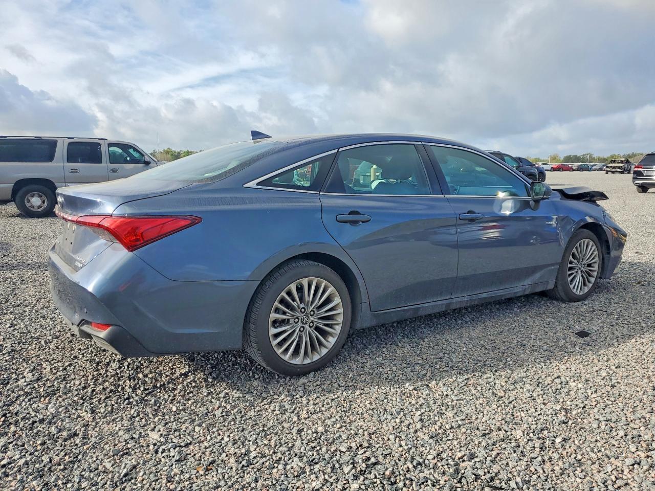 2019 Toyota Avalon Hybrid Limited - Image 3