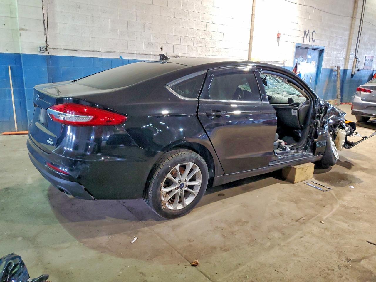 2020 Ford Fusion Se - Фото 3