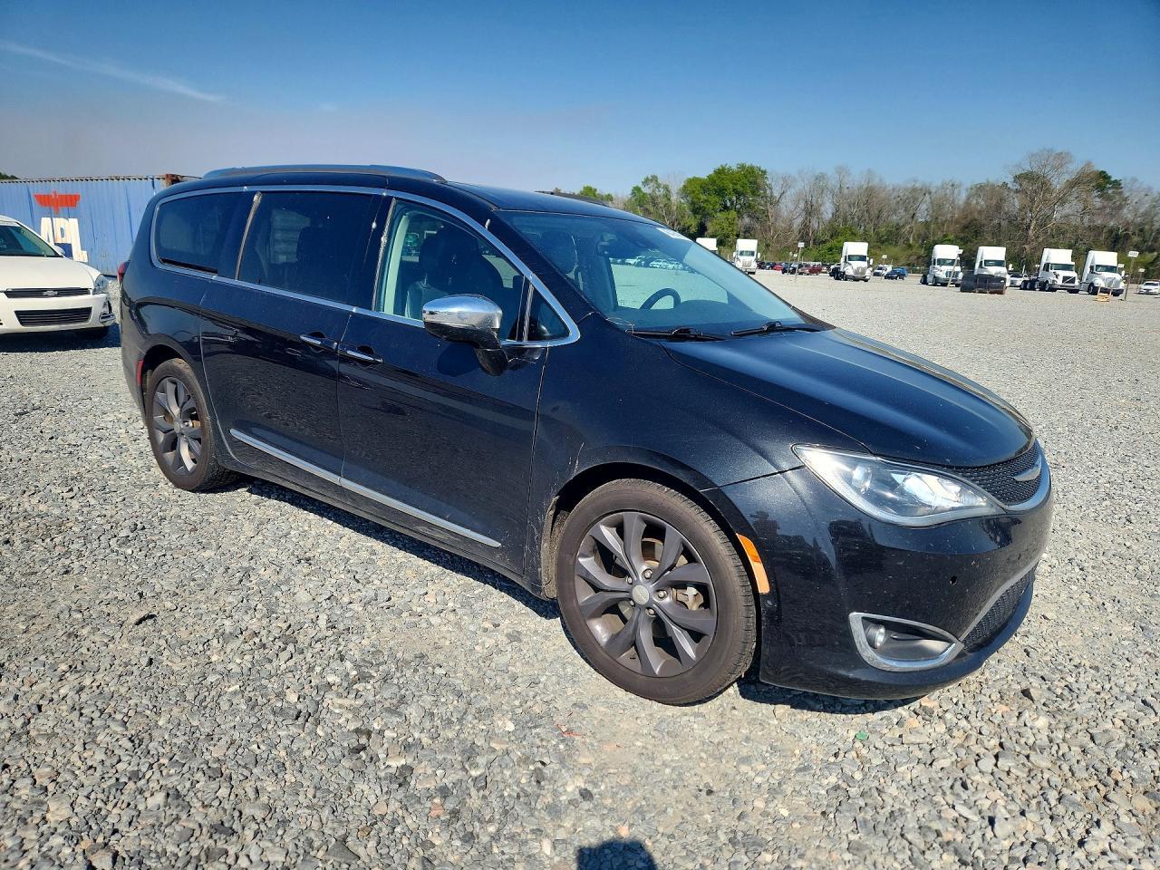 2017 Chrysler Pacifica Limited - Image 4