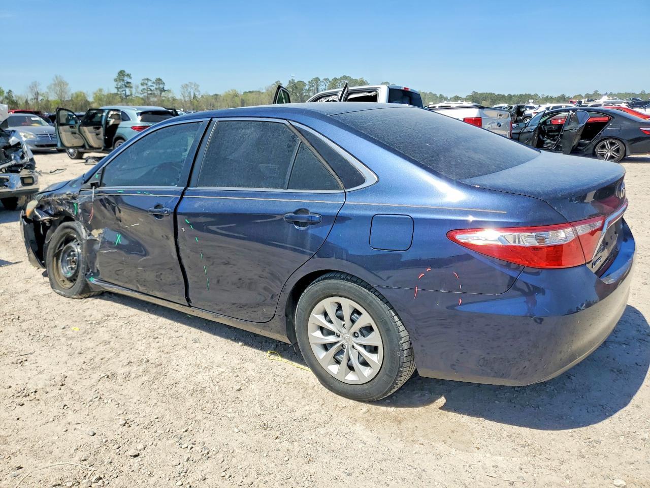 2015 Toyota Camry Le - Фото 2