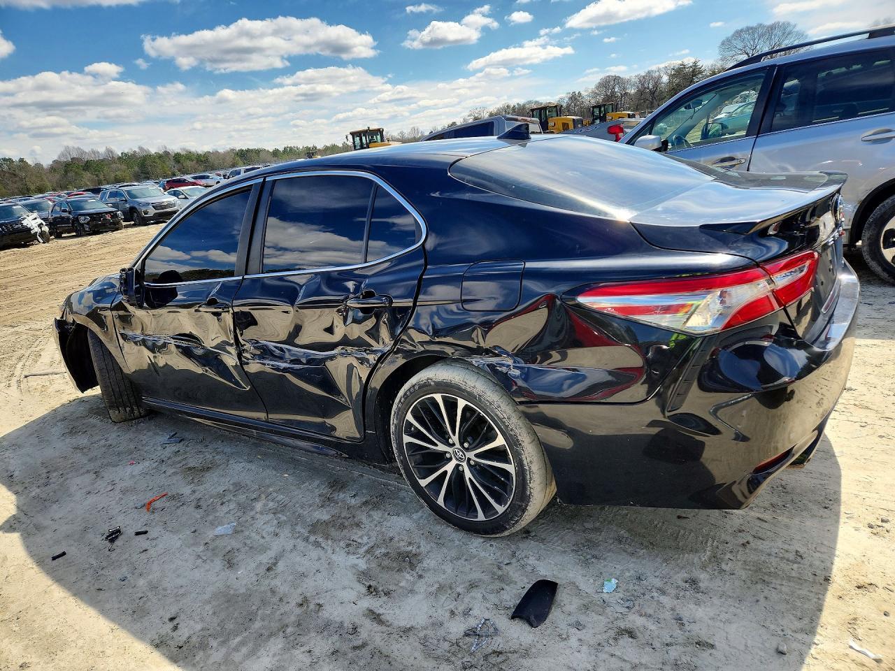 2019 Toyota Camry Se - Фото 2