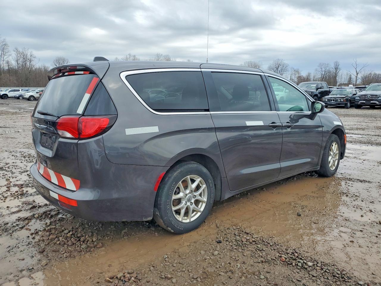 2022 Chrysler Voyager- Pri Fleet- Ck Eng Light On - Image 3