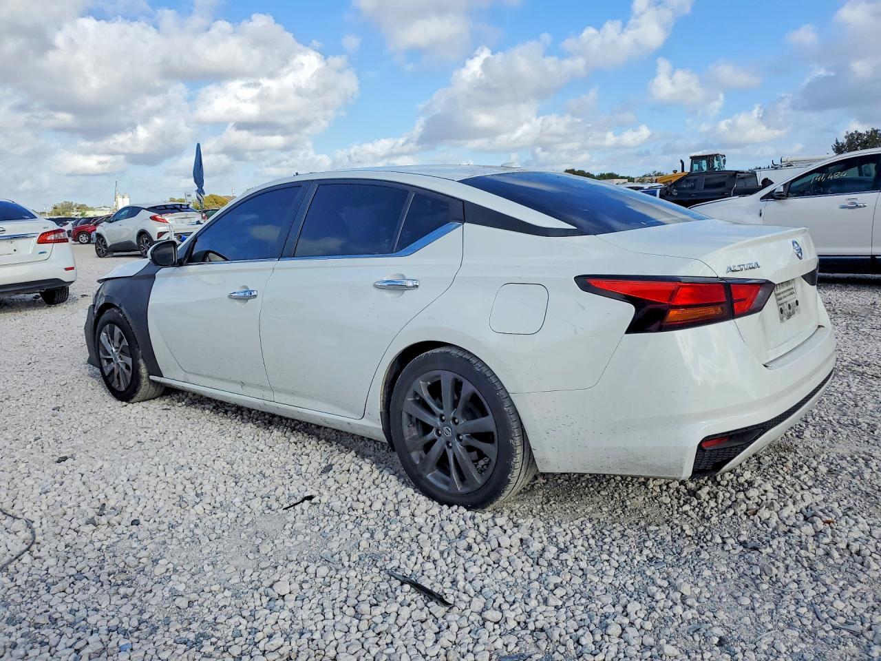 2020 Nissan Altima 2.5 S - Фото 2