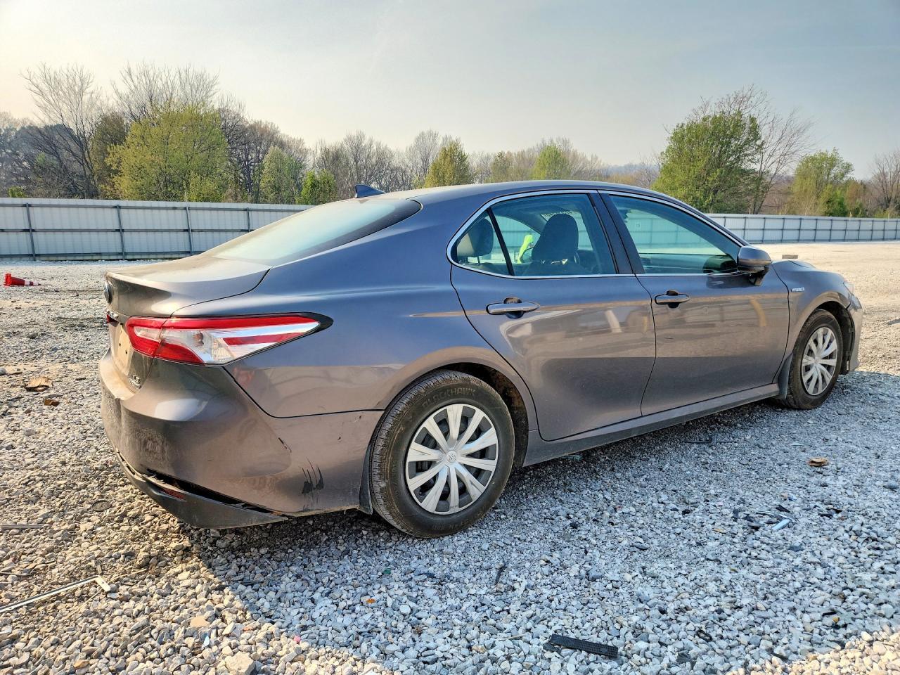 2020 Toyota Camry Hybrid Le - Фото 3