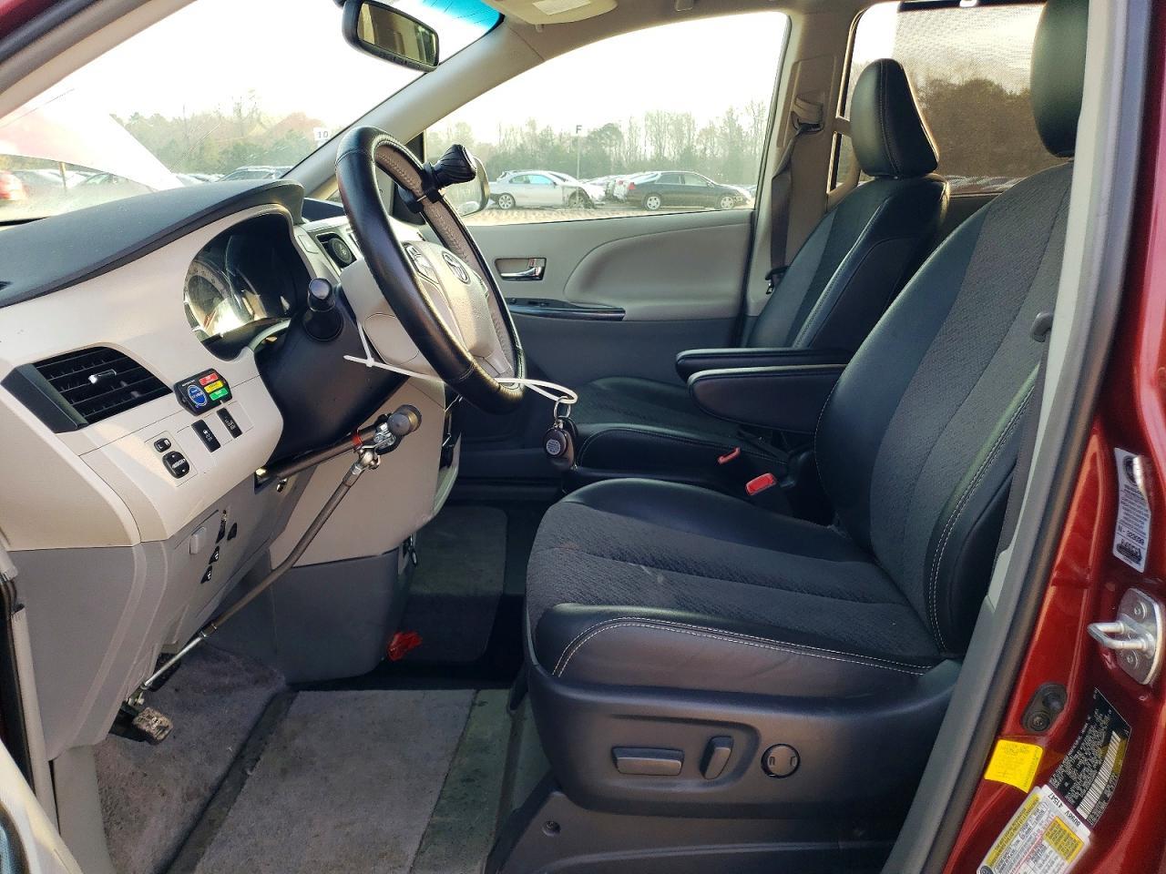 2013 Toyota Sienna Se 8-Passenger - Image 7