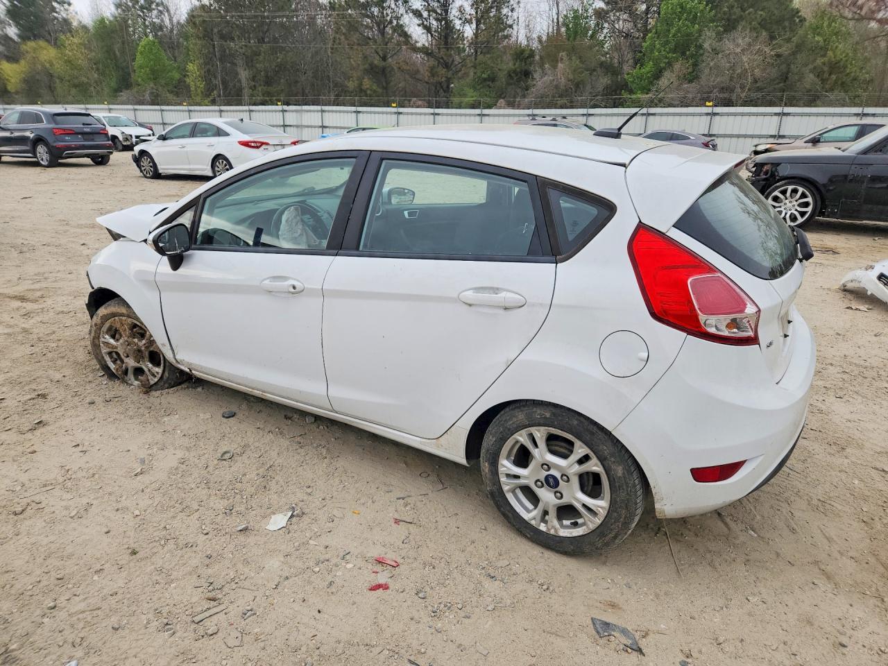 2016 Ford Fiesta Se - Фото 2
