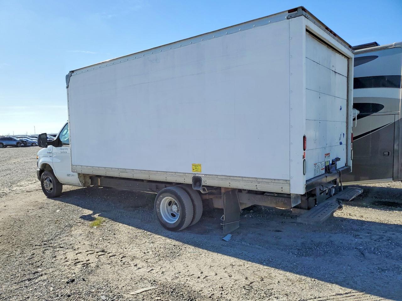 2015 Ford Econoline E350 Super Duty Cutaway Van - Фото 2