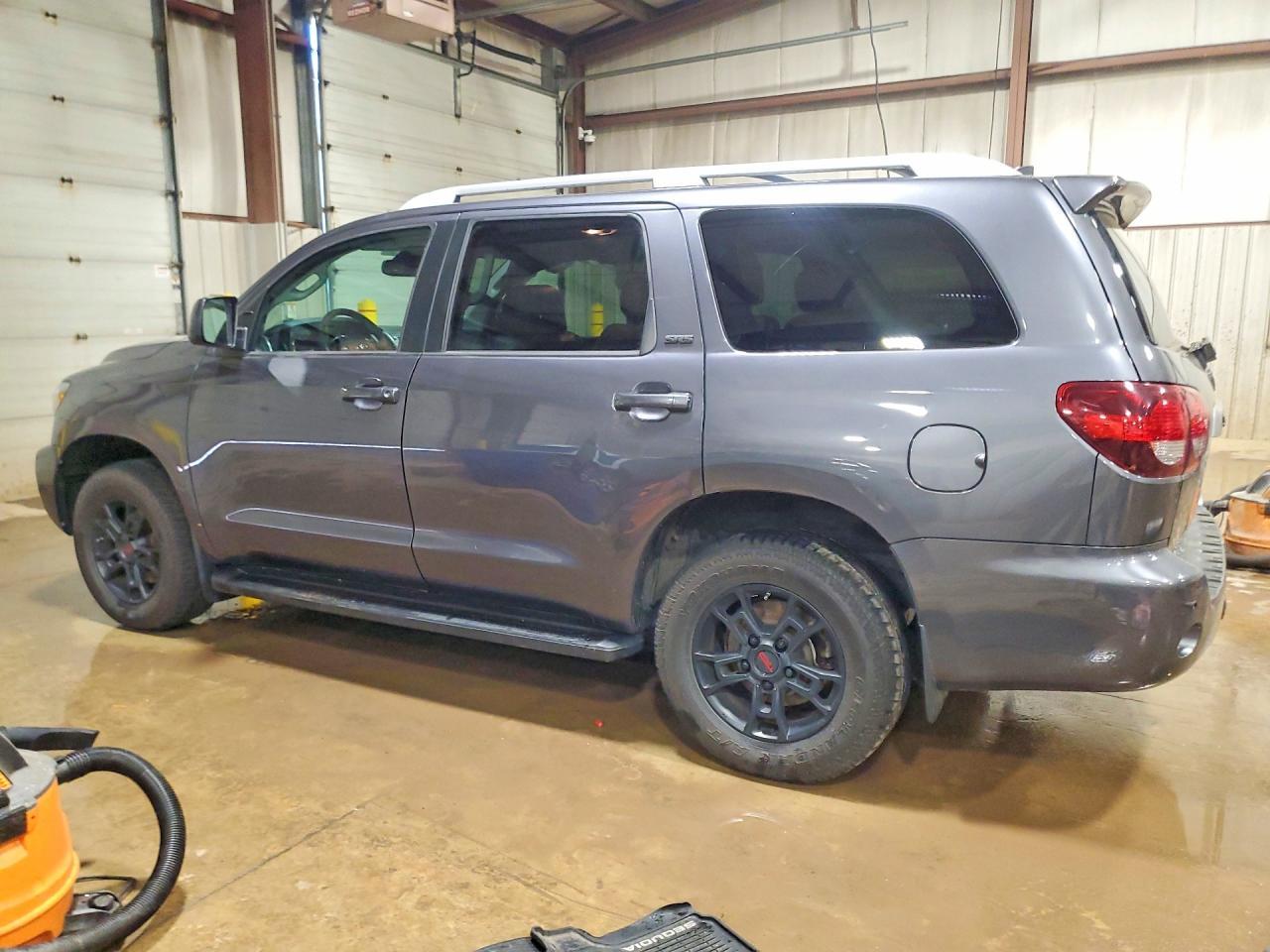 2020 Toyota Sequoia Sr5 - Фото 2