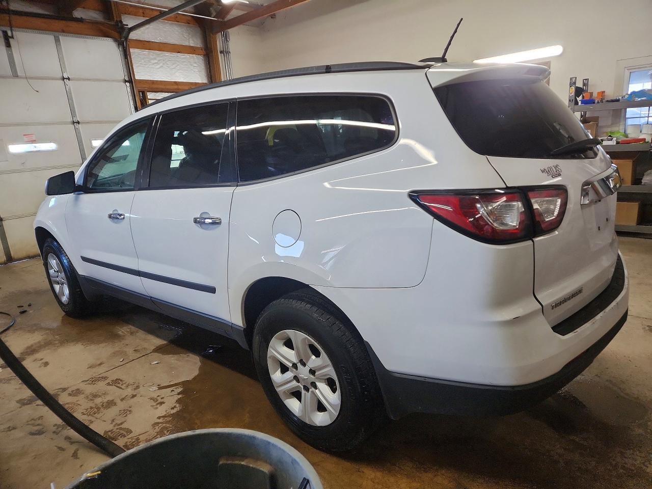 2017 Chevrolet Traverse Ls - Фото 2