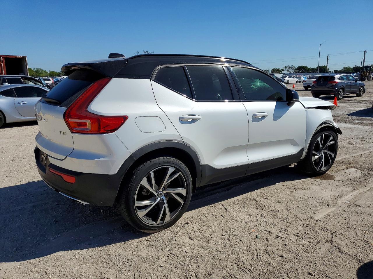 2020 Volvo Xc40 T4 R-Design - Фото 3
