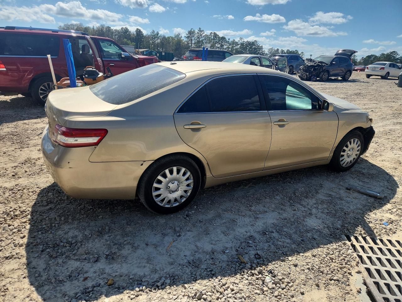 2011 Toyota Camry Le V6 - Фото 3