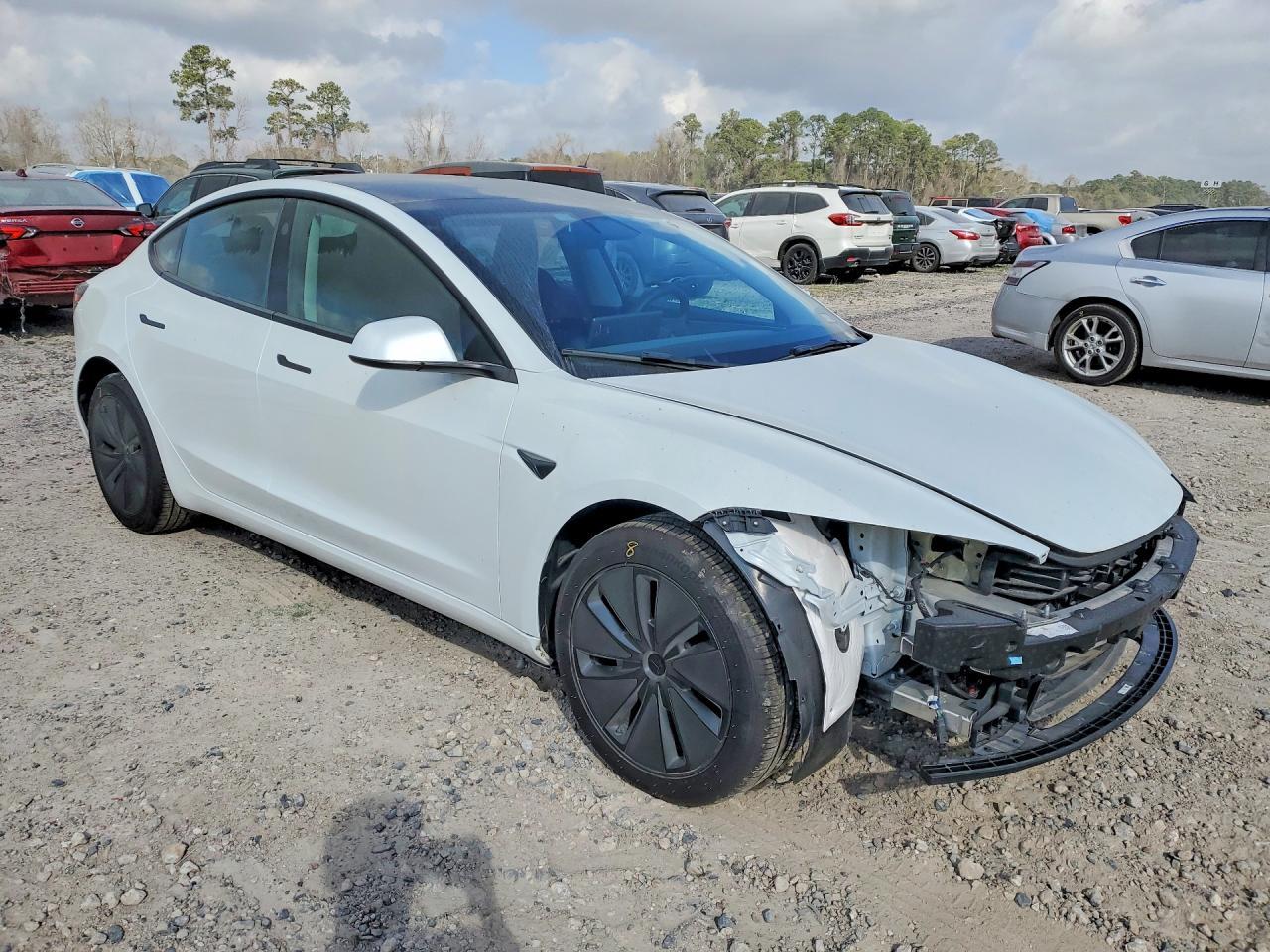 2025 Tesla Model 3 - Фото 4