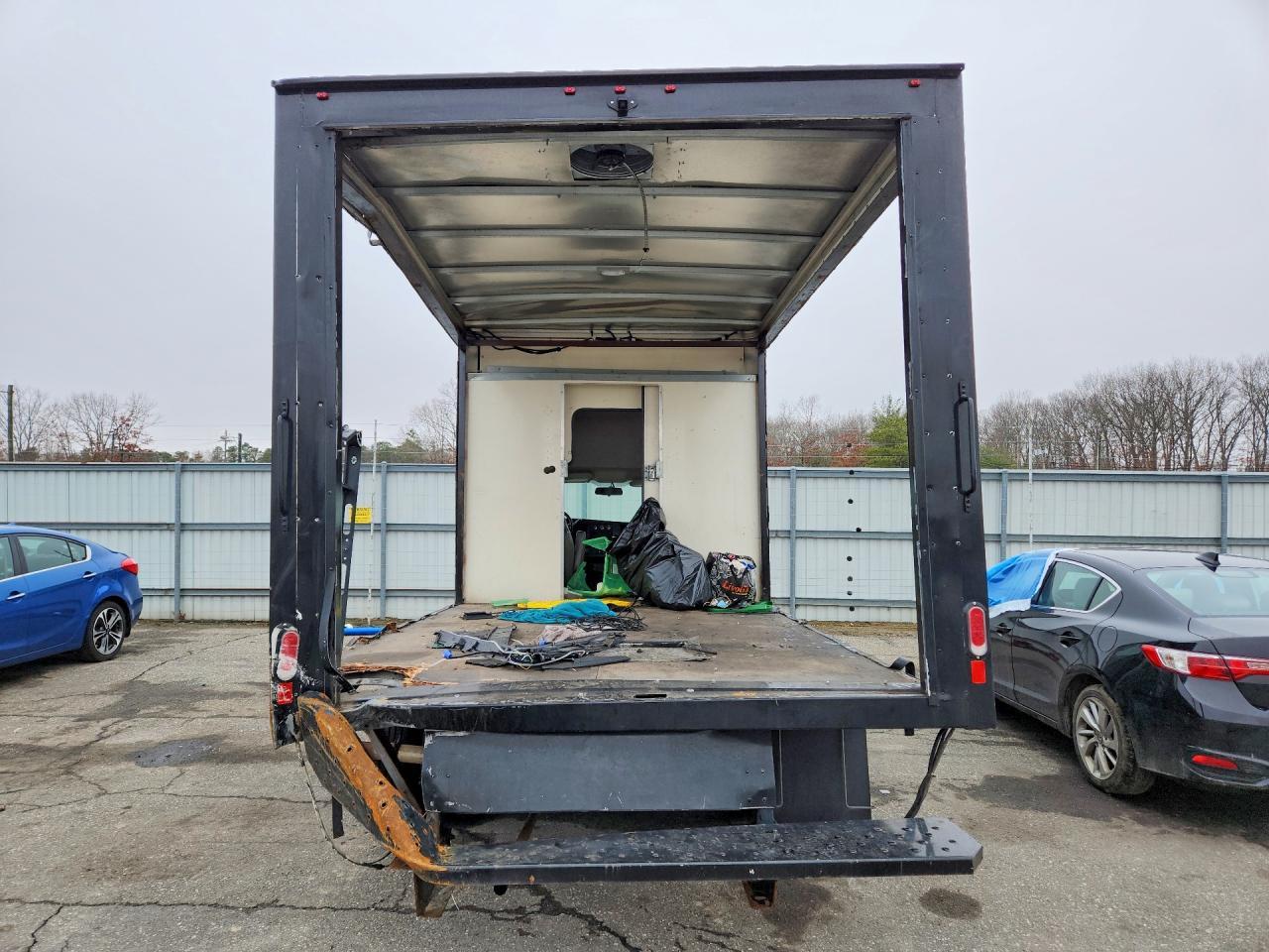 2023 Chevyy Express G3500 Box Truck ** R & D * Pri Fleet ** - Image 6