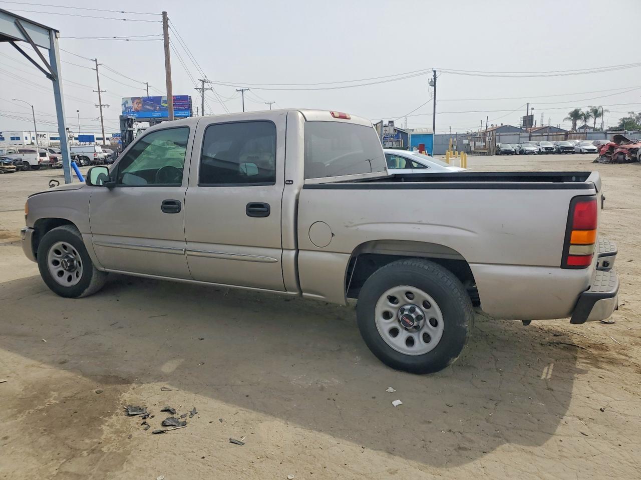 2005 GMC New Sierra C1500 - Image 2