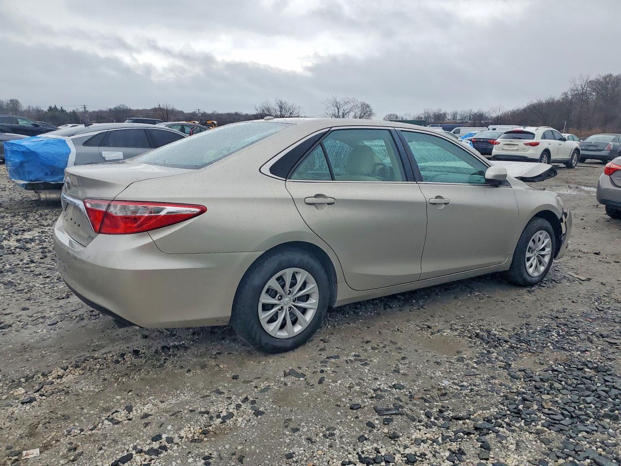 2016 Toyota Camry Le - Фото 3