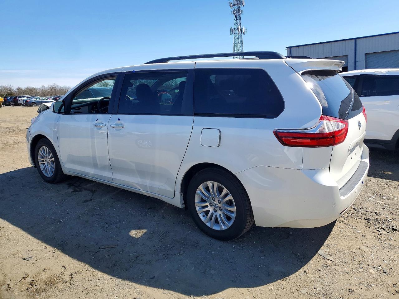 2017 Toyota Sienna Xle Premium 8-Passenger - Фото 2
