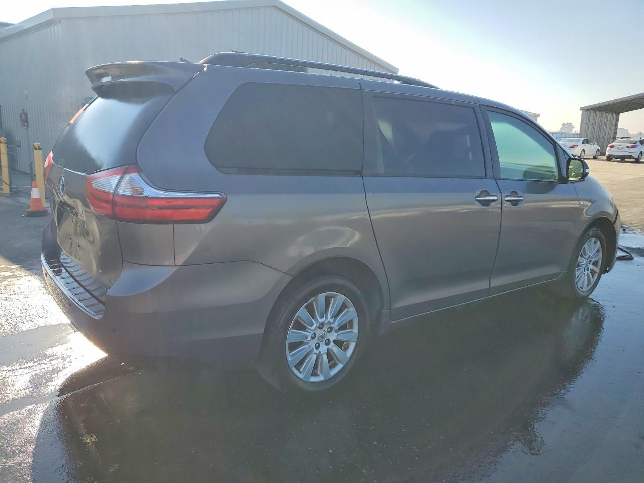 2016 Toyota Sienna Limited 7-Passenger - Фото 3