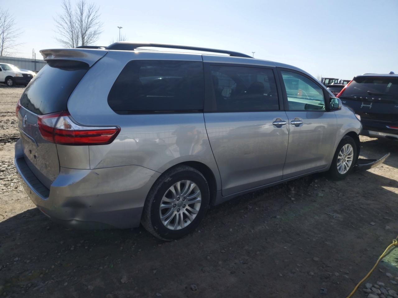 2017 Toyota Sienna Xle 8-Passenger - Image 3