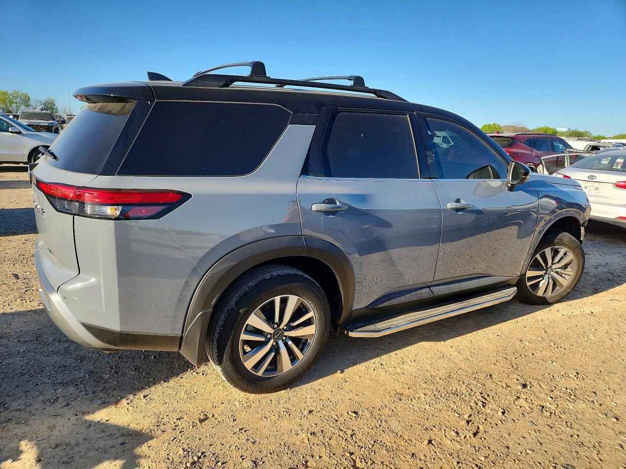 2024 Nissan Pathfinder Sl - Image 3