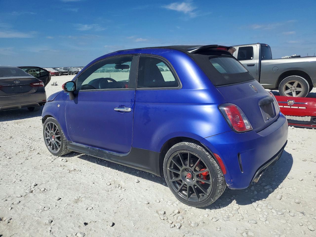 2015 Fiat 500 Abarth - Фото 2