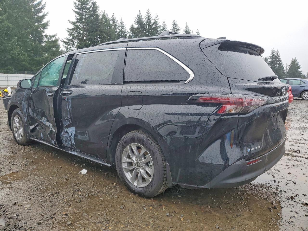 2025 Toyota Sienna Xle 7-Passenger - Image 2