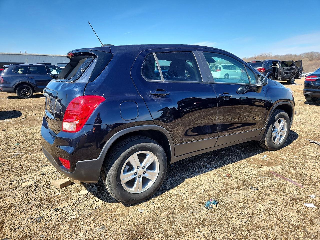 2022 Chevrolet Trax Ls - Фото 3