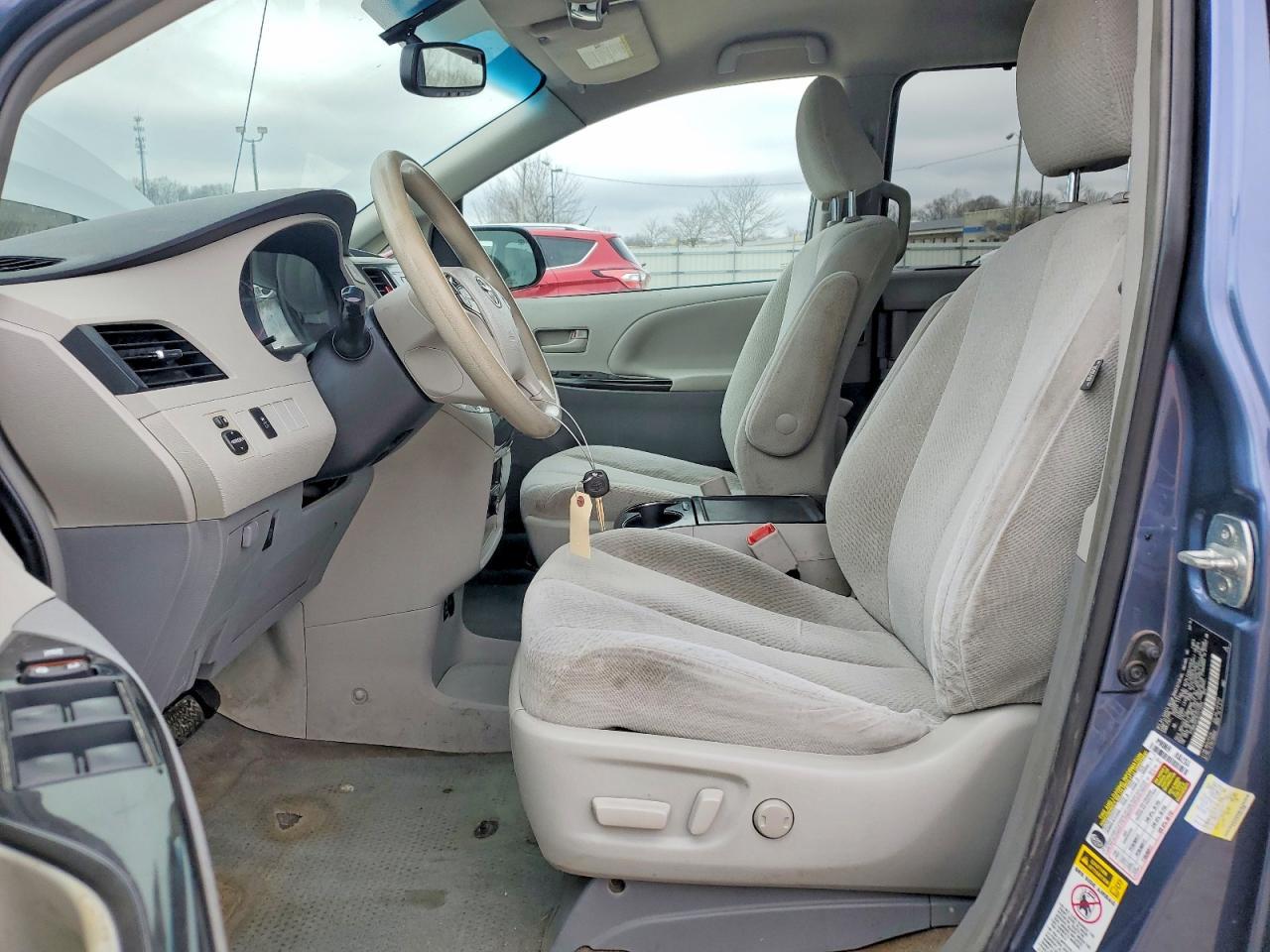 2014 Toyota Sienna Le 8-Passenger - Фото 7
