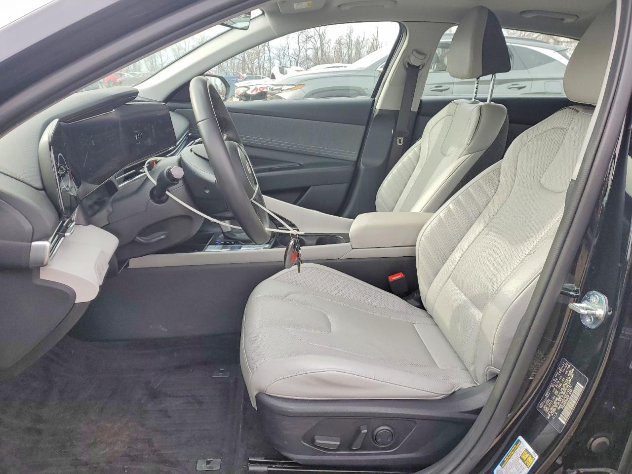 2025 Hyundai Elantra Hybrid Limited - Image 7