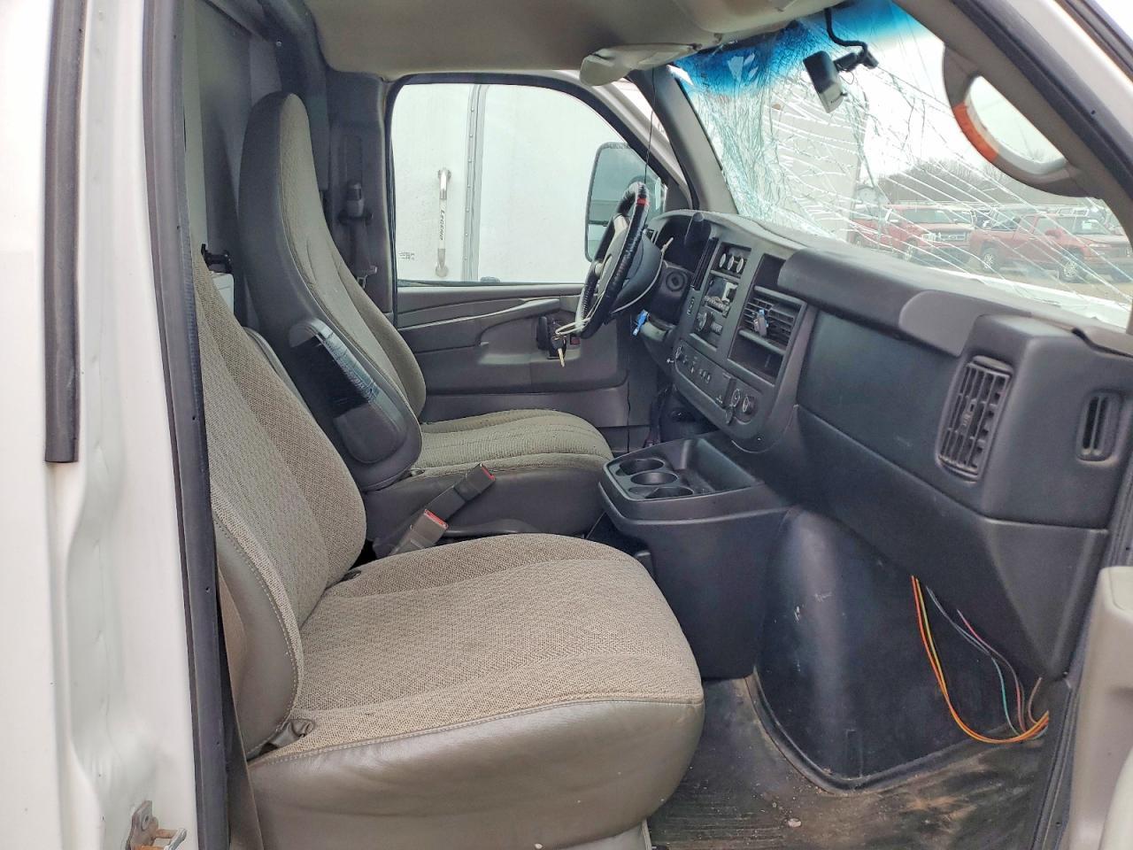 2015 GMC Savana Utility / Service Truck - Image 7