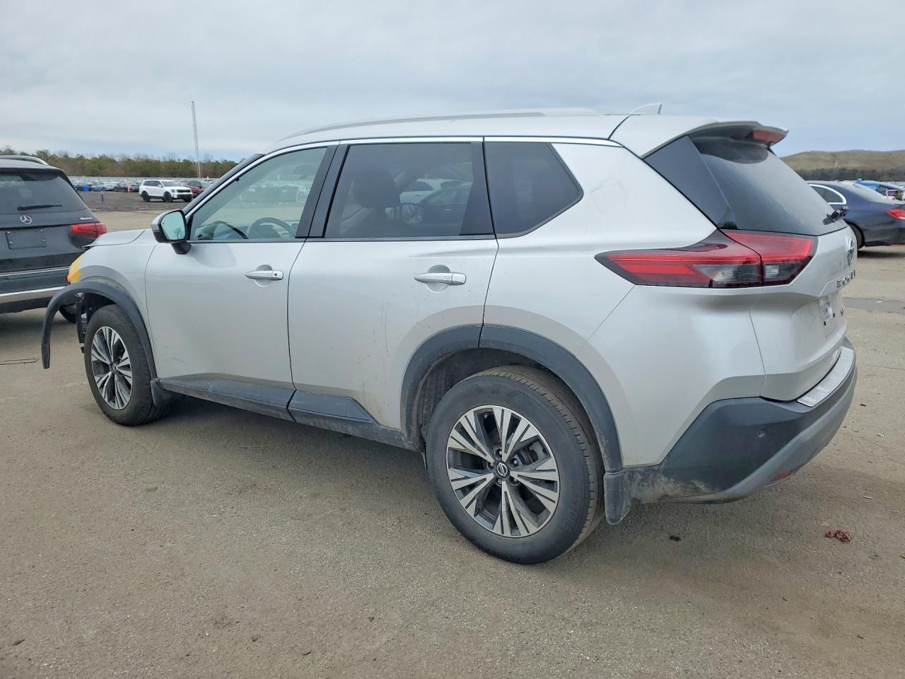 2021 Nissan Rogue Sv - Image 2