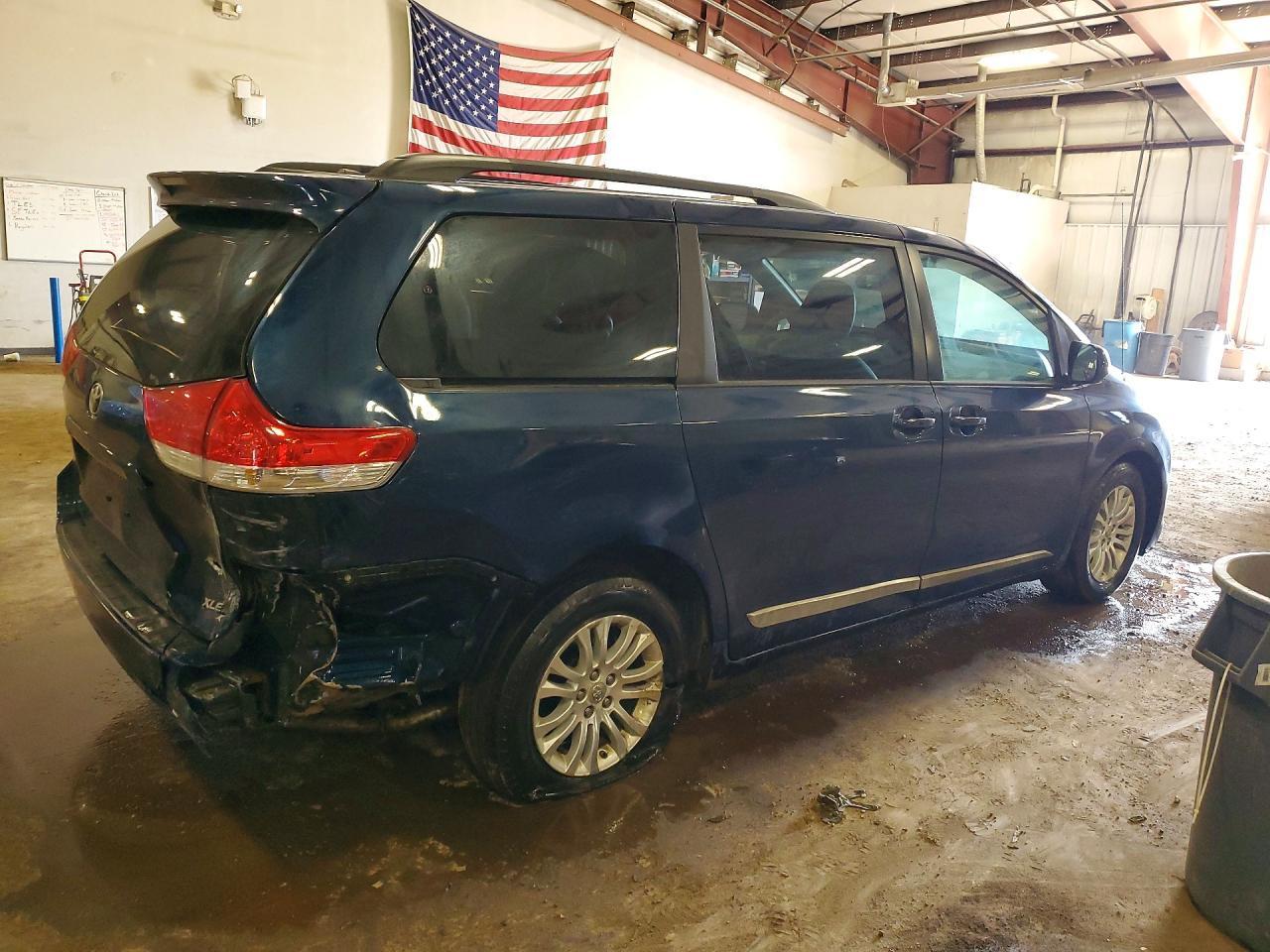 2012 Toyota Sienna Xle 8-Passenger - Фото 3