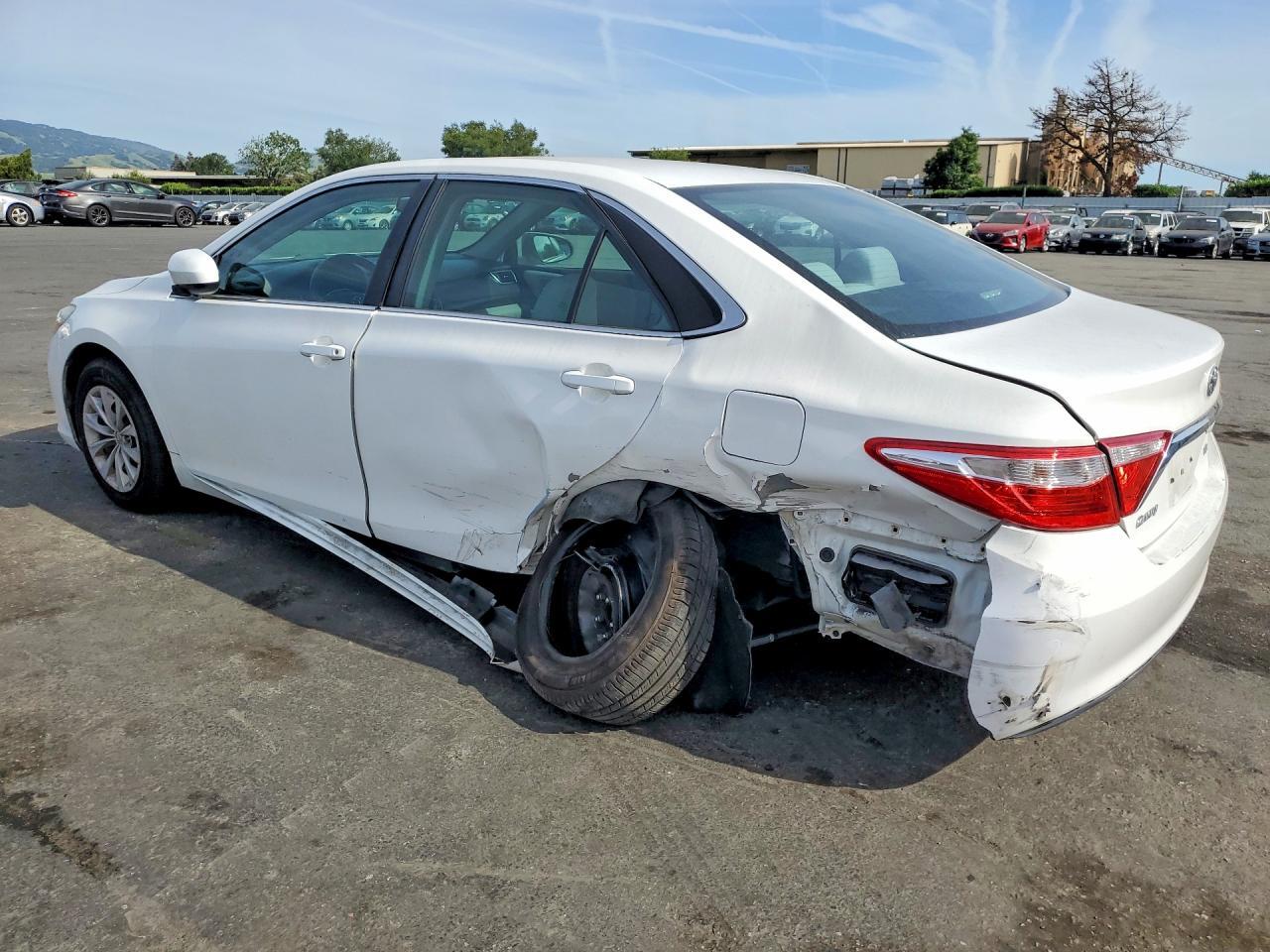 2016 Toyota Camry Le - Фото 2