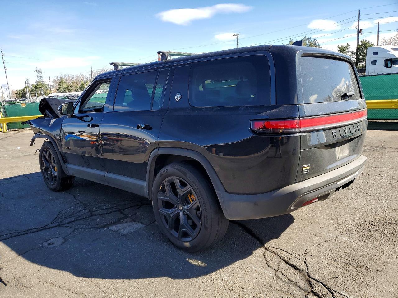 2025 Rivian R1S Premium - Фото 2