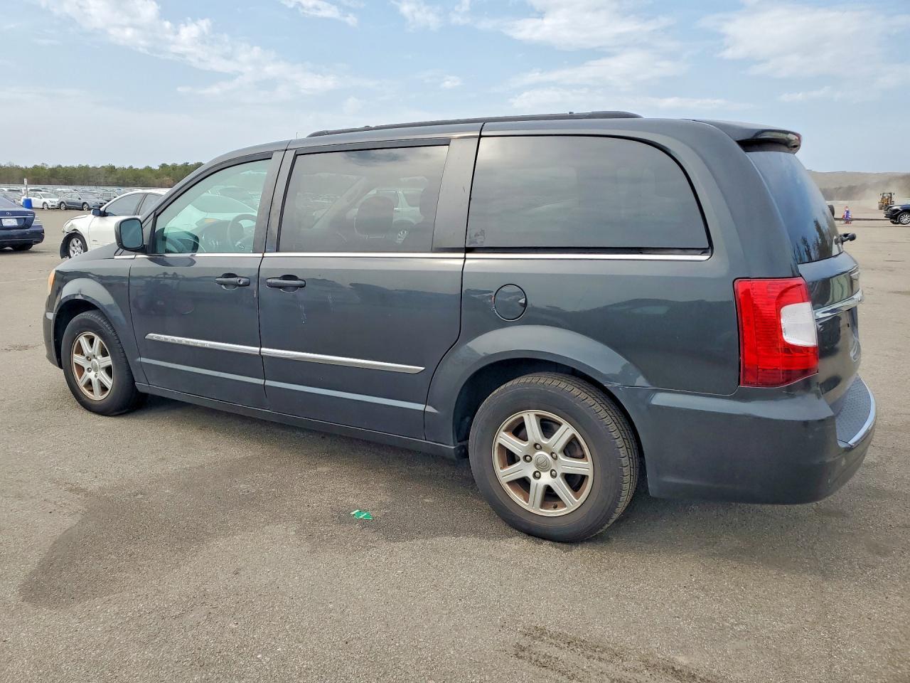 2012 Chrysler Town & Country Touring - Фото 2