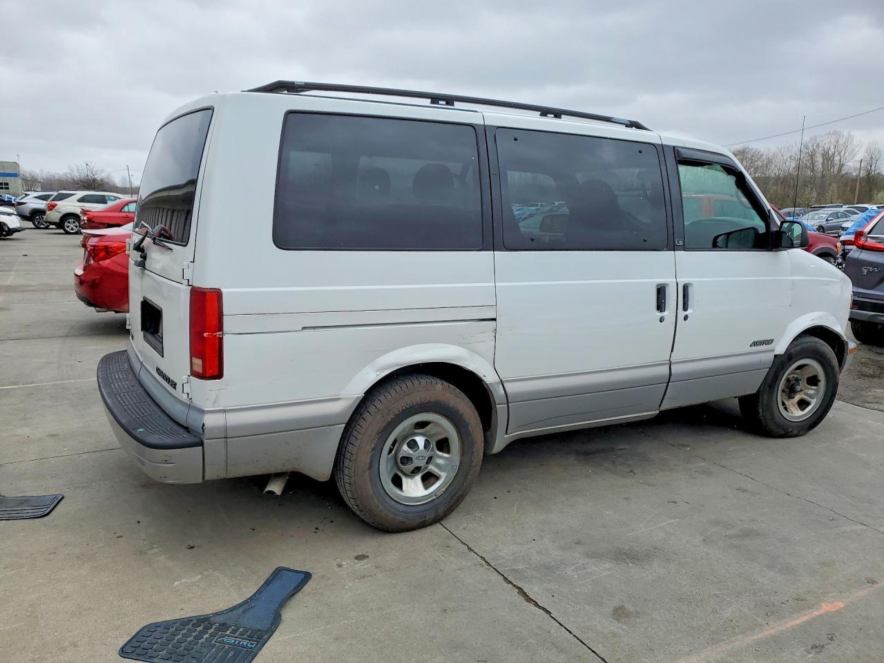 1999 Chevrolet Astro - Image 3